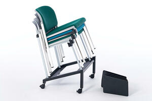 Mit dem Rollwagen können die Polsterstühle schnell zum Bestimmungsort gefahren werden